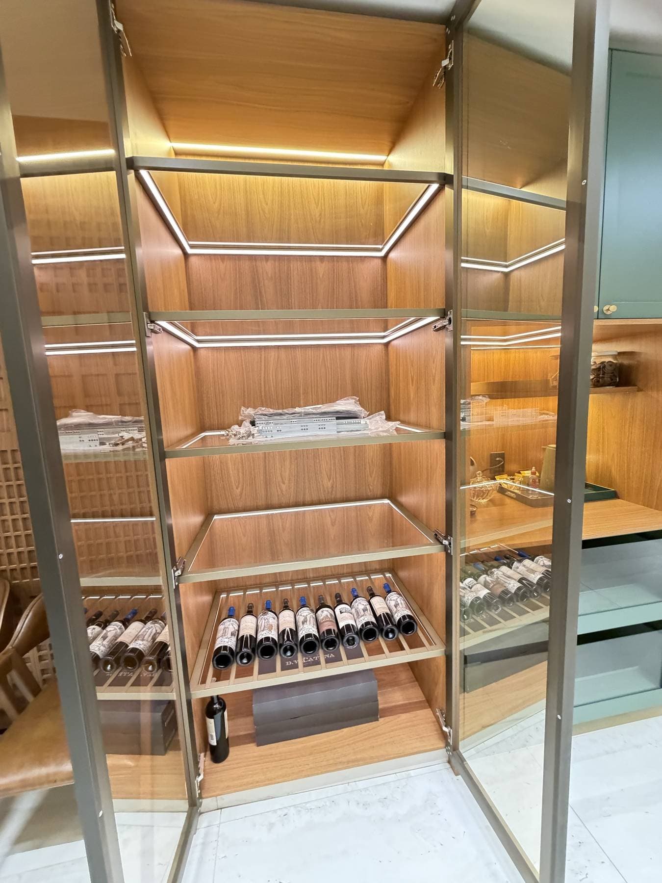 Marcenaria da Zara: cozinha em verde sálvia com puxadores de latão e, no celular, adega de freijó com luz embutida