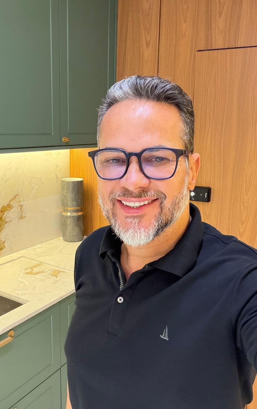 Iran Claudino, proprietário da Zara Planejados, em uma cozinha entregue pela empresa